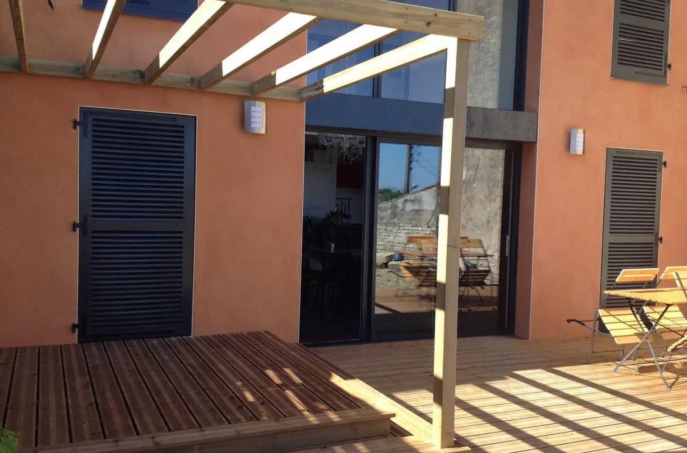 Vue d'une extension extérieure avec structure en ossature bois terminée