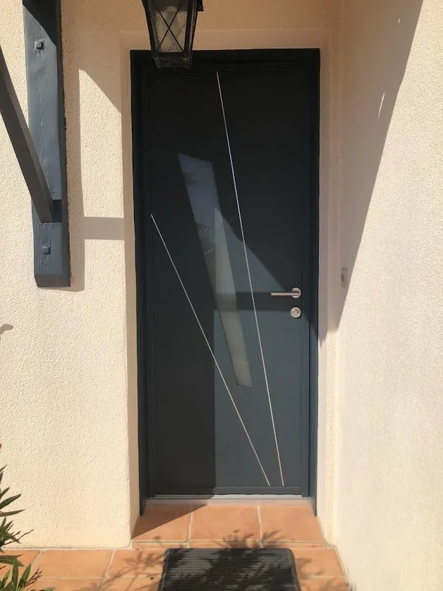 Pose de portes sur une maison moderne