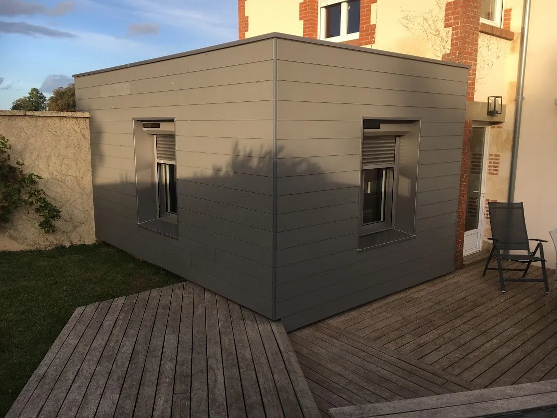 Vue d'une extension de maison avec structure en ossature bois terminée.