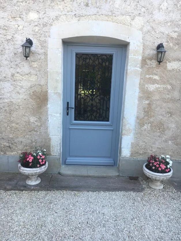 Pose de portes sur une maison moderne