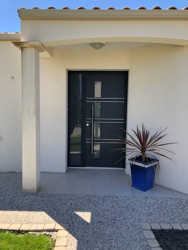 Pose de portes sur une maison moderne