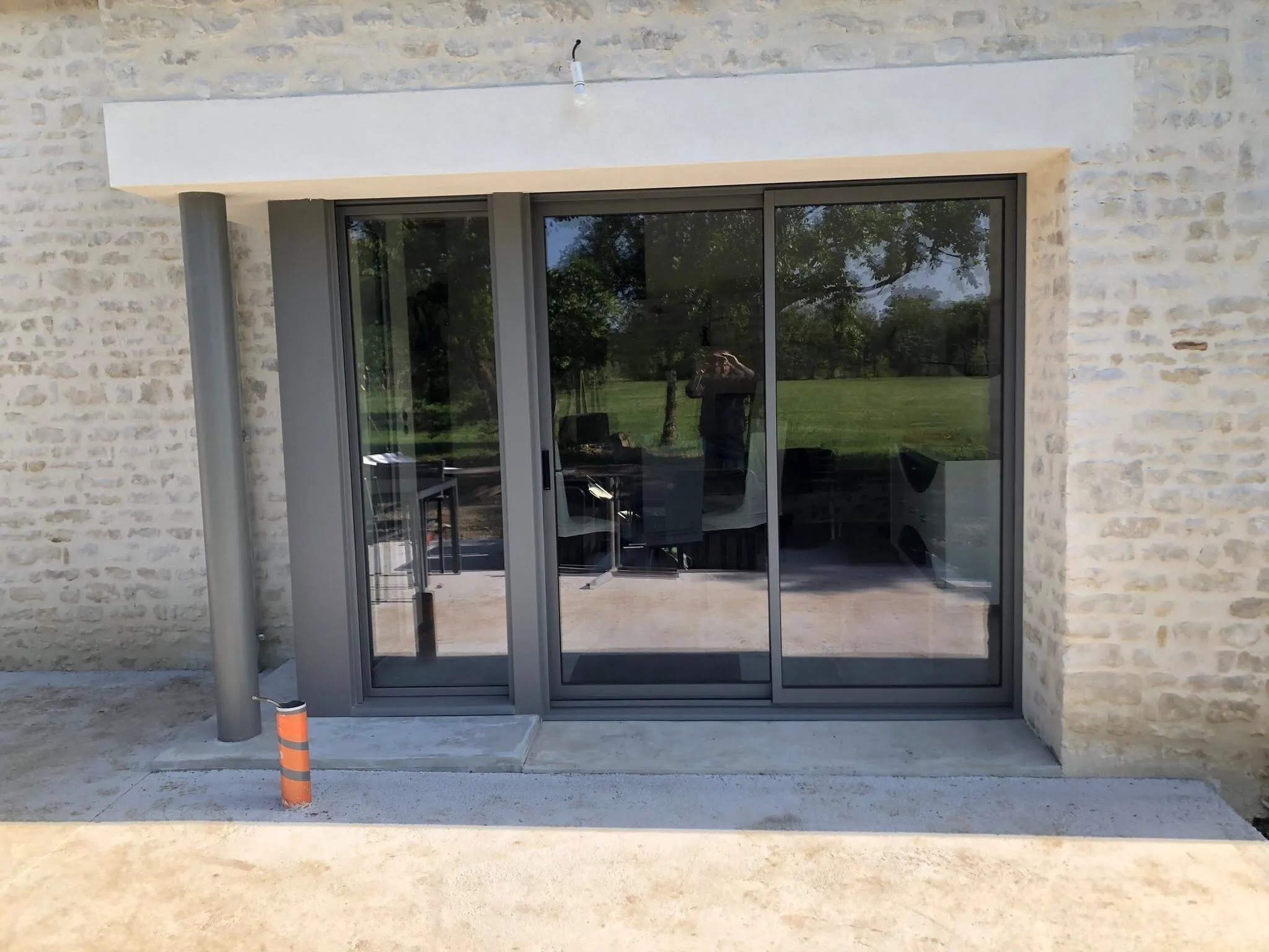 Pose de baie vitrée performante en PVC sur une maison moderne