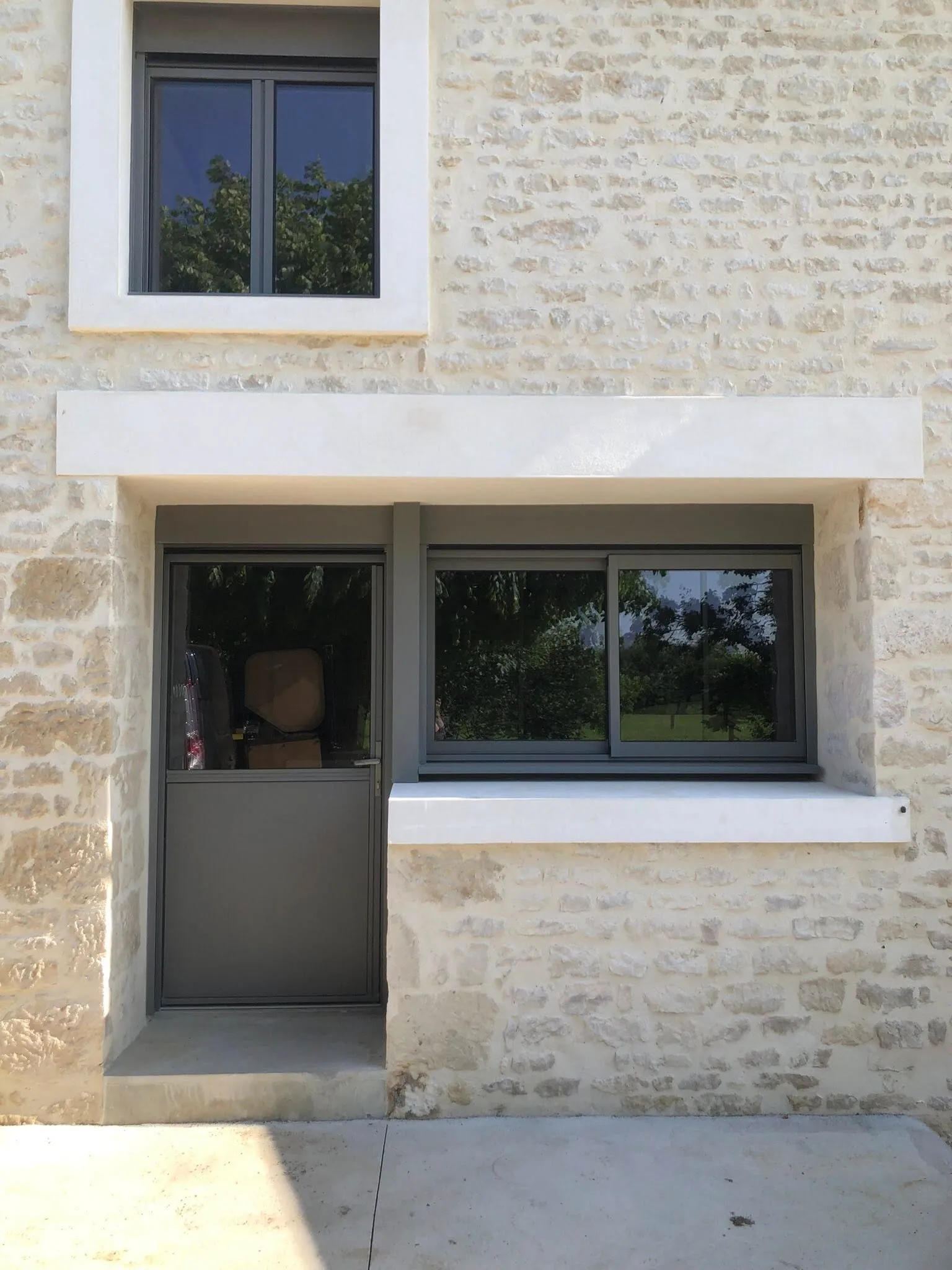 Pose de fenêtres performantes en PVC sur une maison moderne
