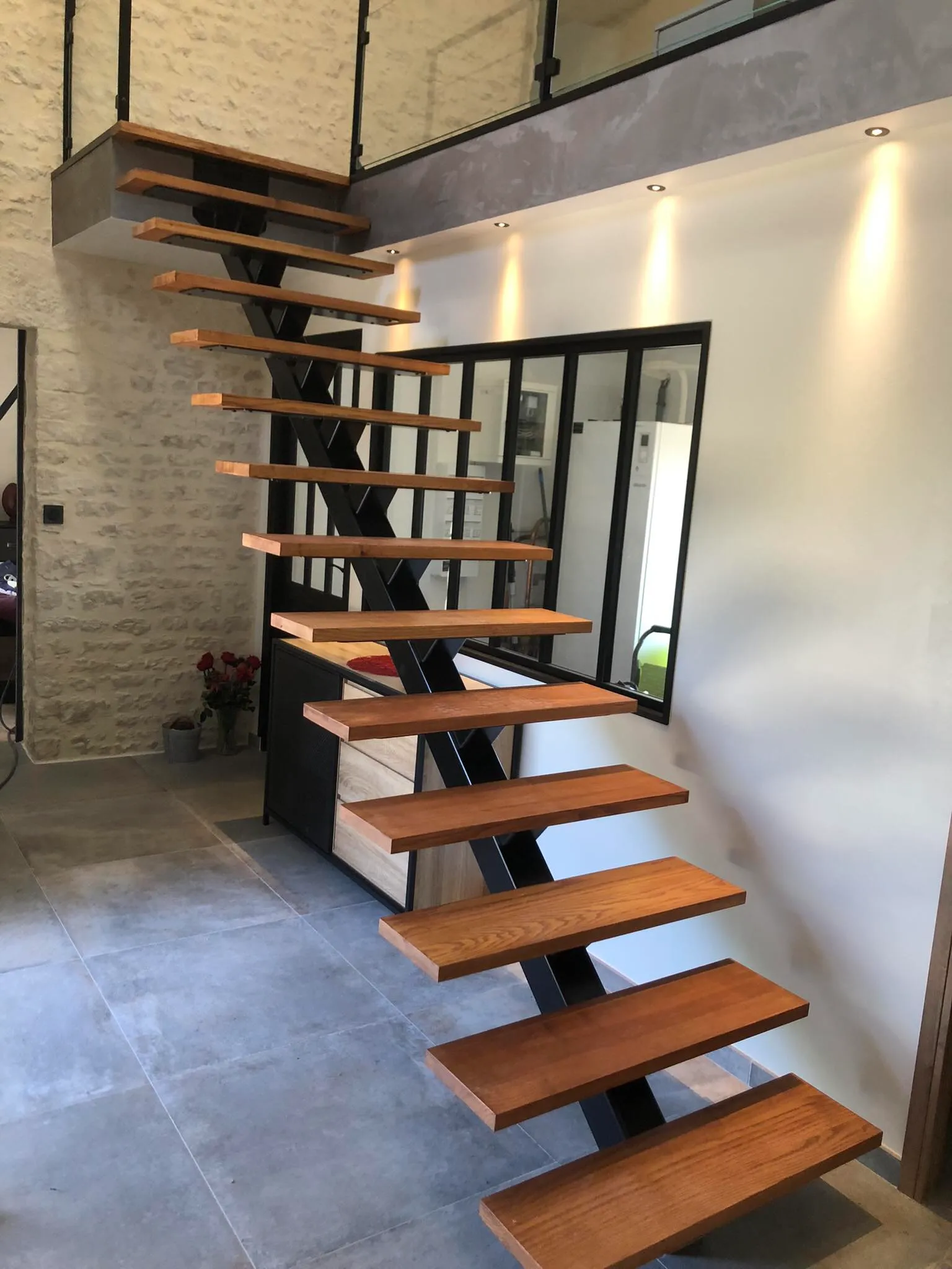 Montage d'un escalier moderne en bois massif.