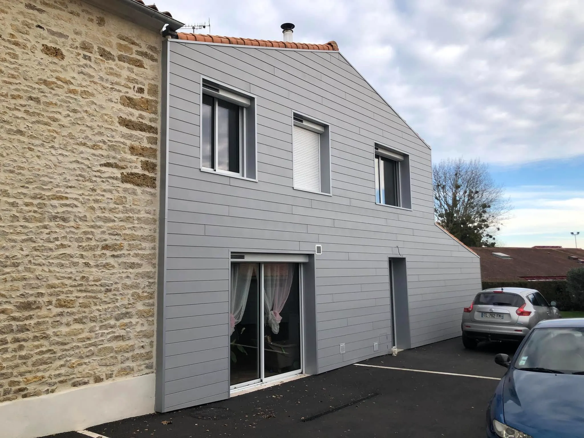 Pose de fenêtres performantes en PVC sur une maison en rénovation.